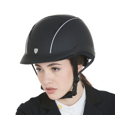 Cap ultra-light con logo frontale e inserti in pelle.